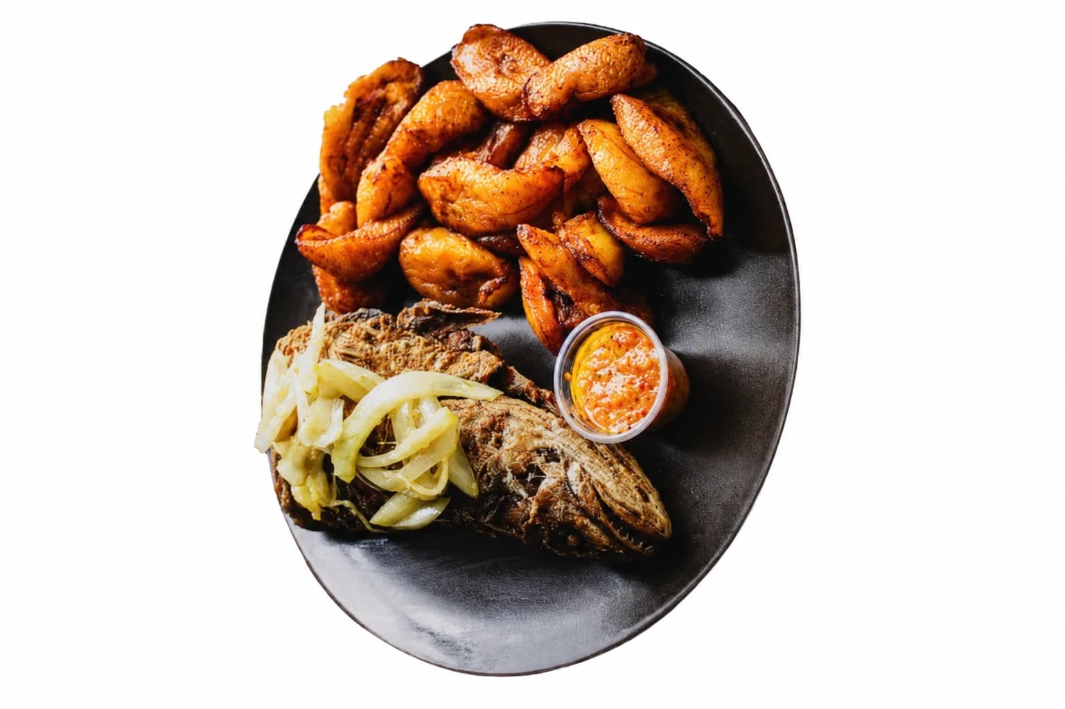 Poisson frit accompagné de bananes plantain alloko