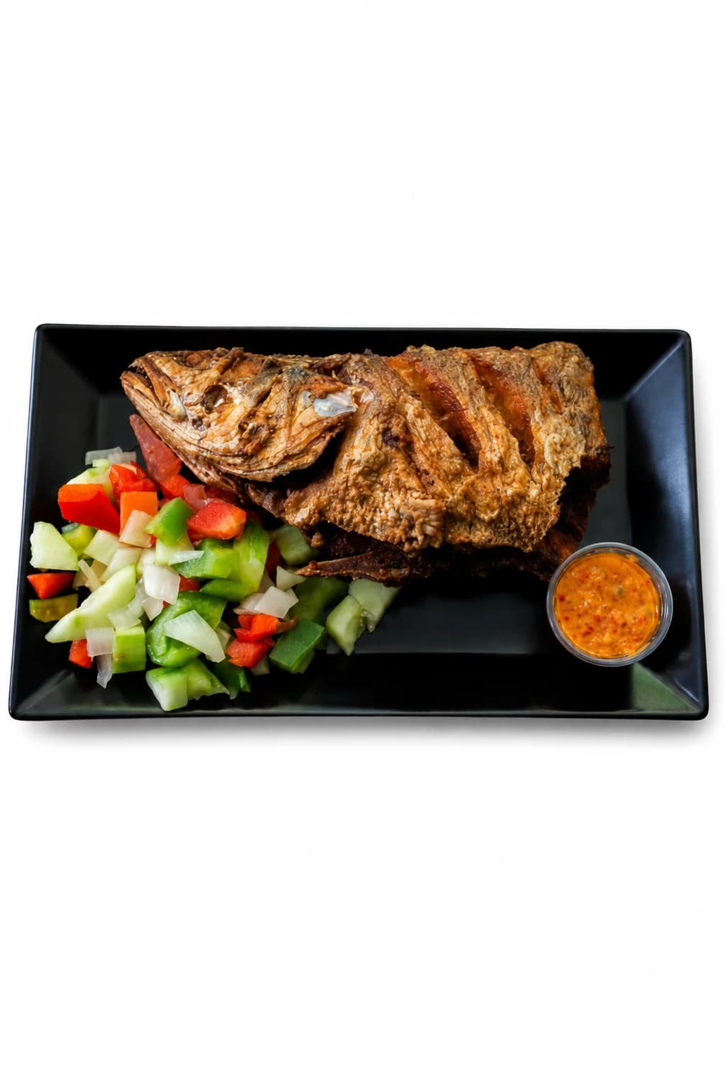 Poisson grillé servi avec des crudités fraîches