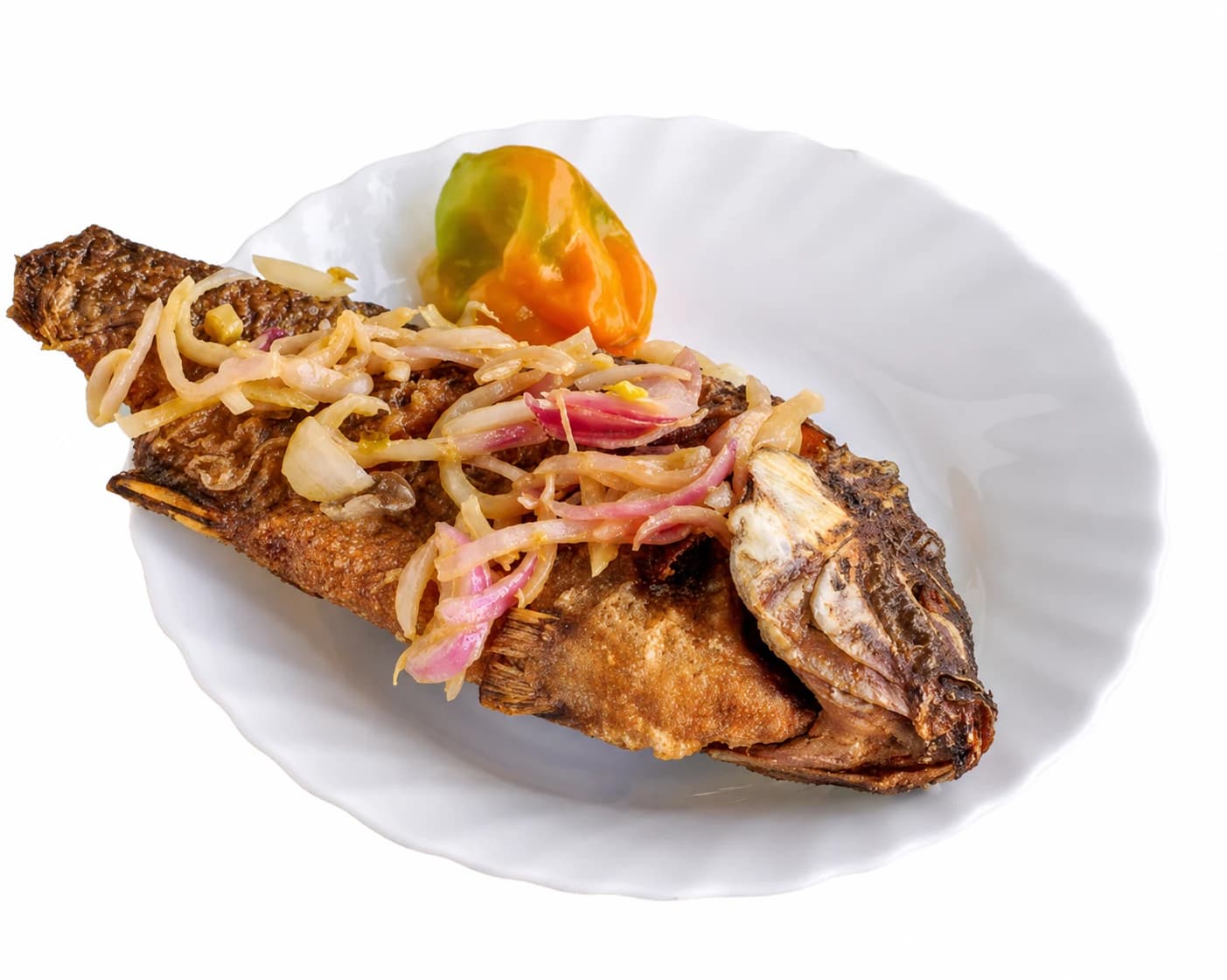 Poisson entier frit garni d'oignons marinés